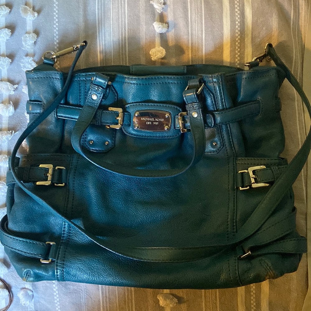 Michael Kors leather bag. Short handles and cross body strap. Silver buckles.
